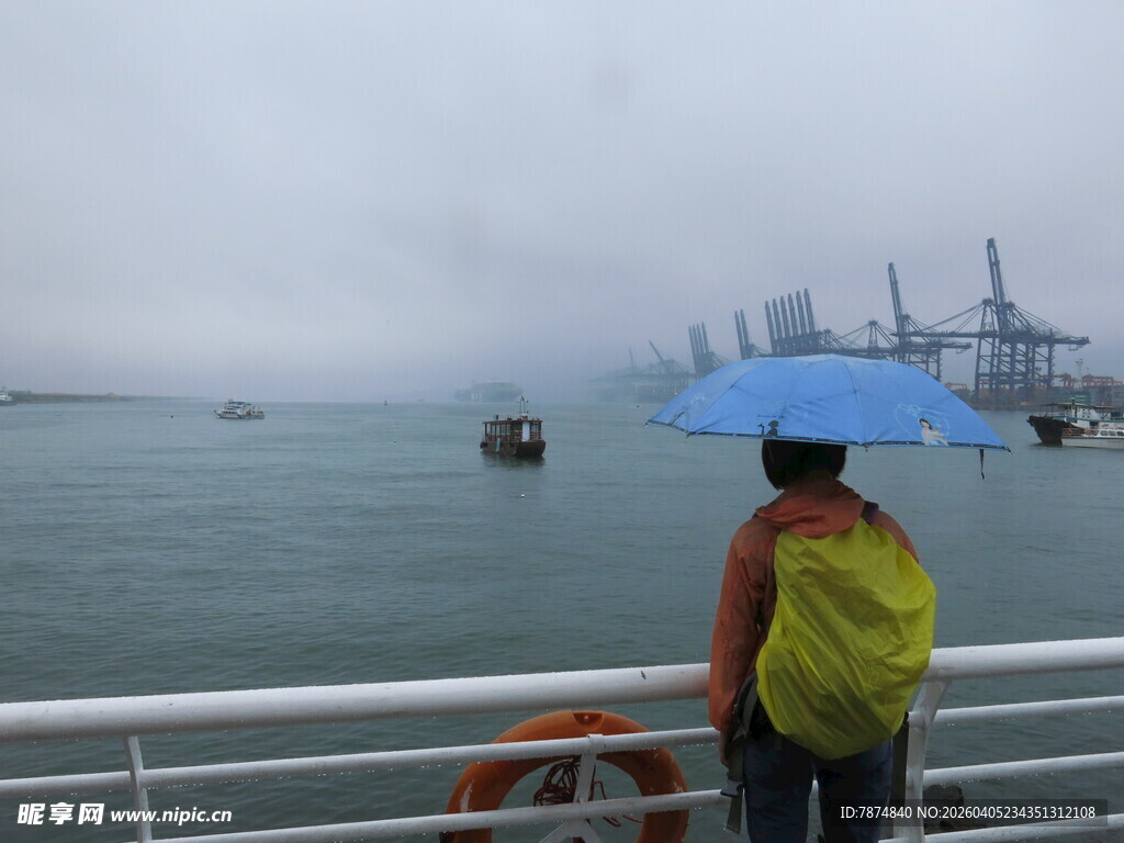 乘船观海的背包旅人