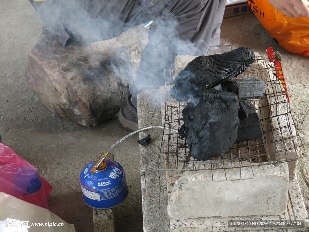 传统炭火烤制场景