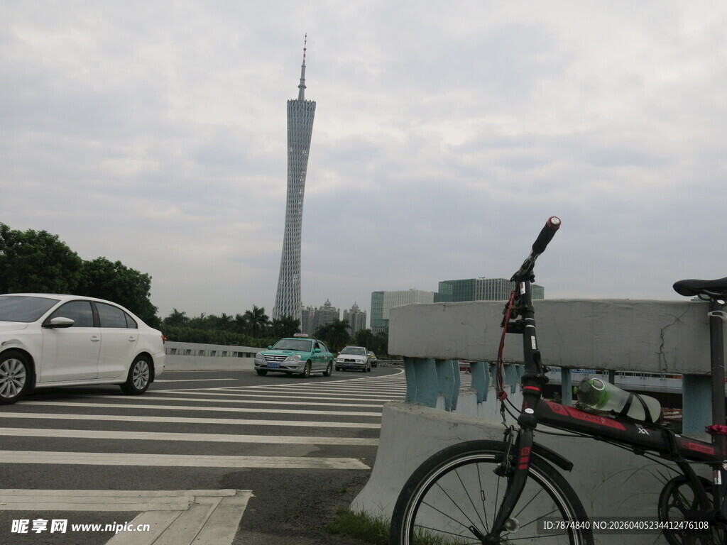 广州塔下的自行车与汽车