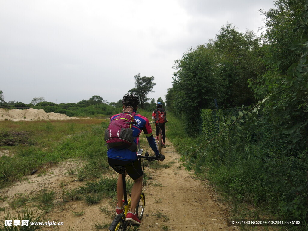 户外骑行者穿行乡间小道