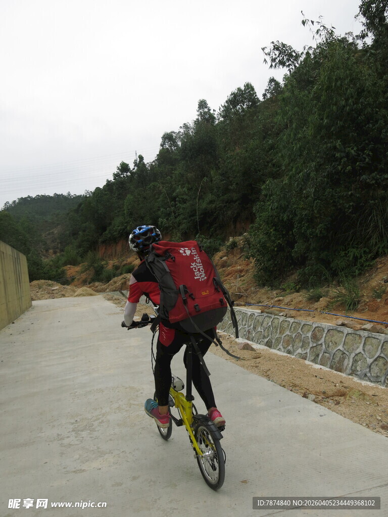 骑行者在山间小道骑行