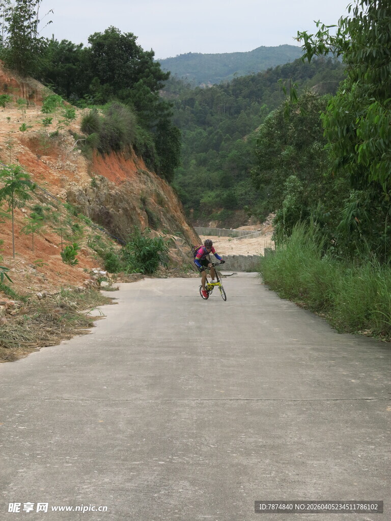 山间骑行者穿行于小道