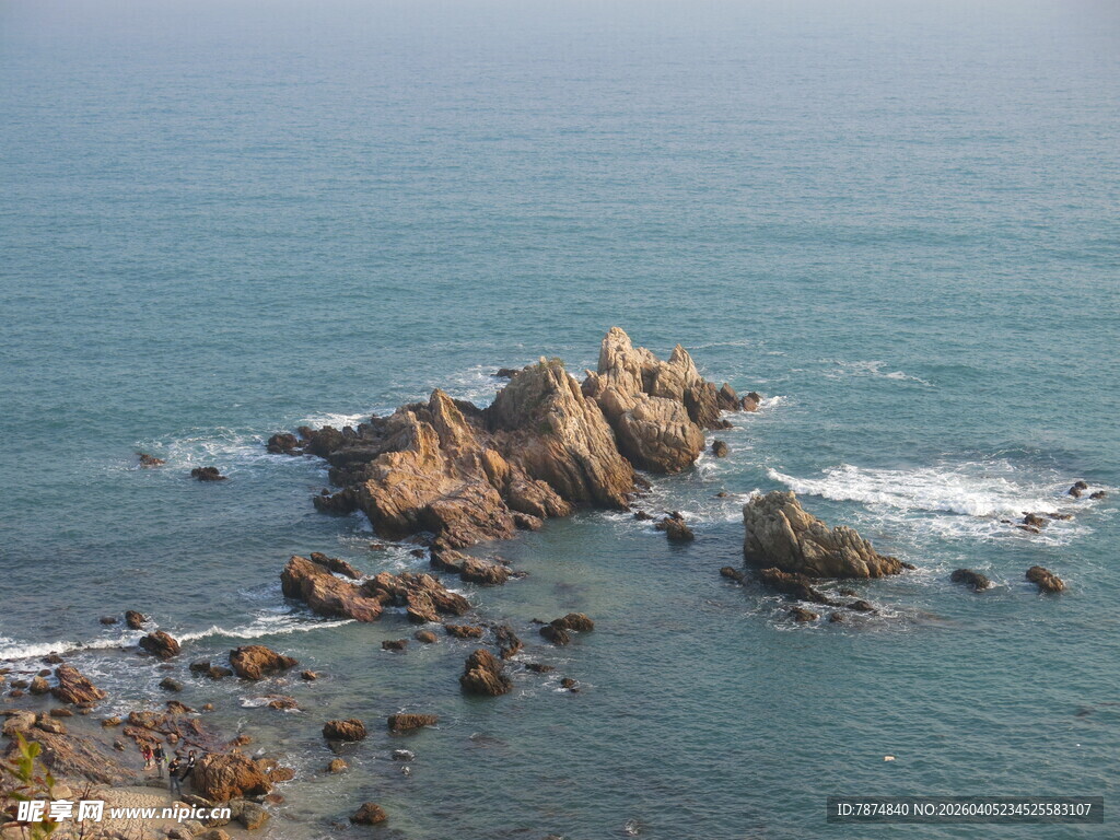海边嶙峋礁石 海浪轻拍
