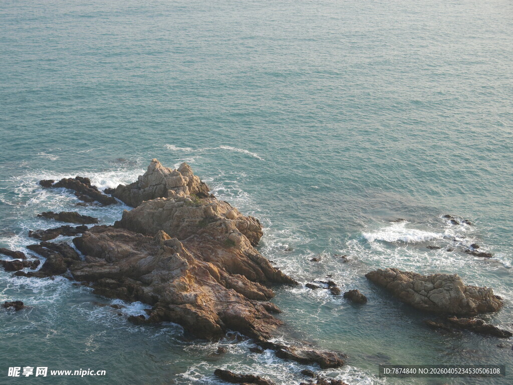 海上礁石景观