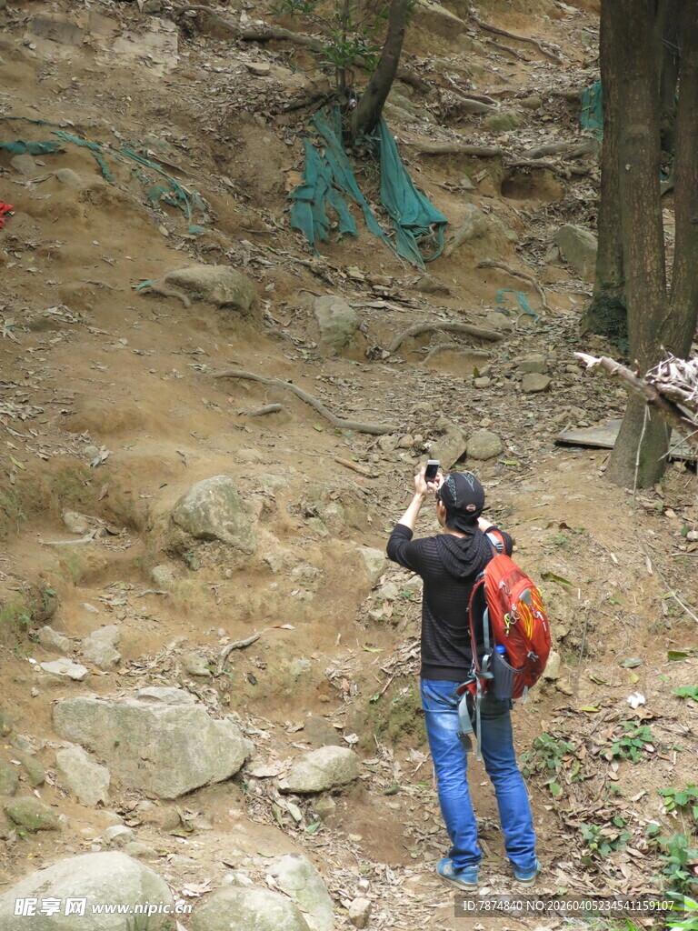 游客山间拍照赏景