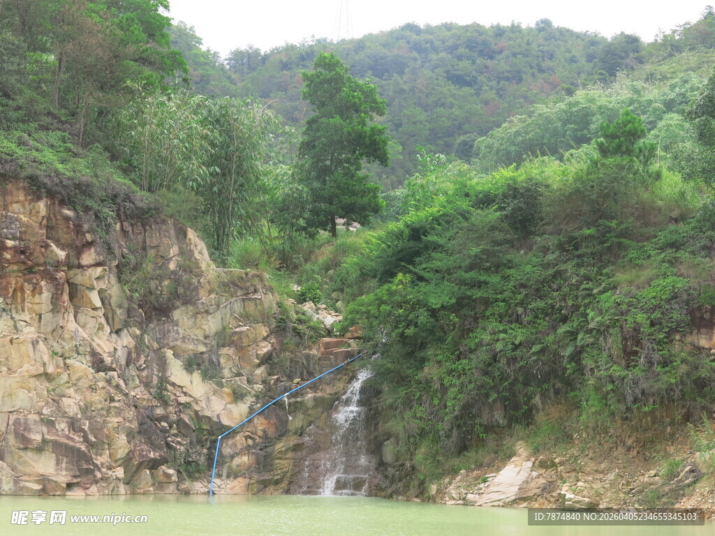 山间翠绿瀑布风景图