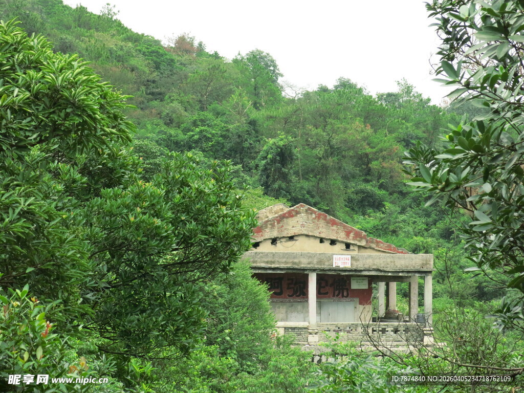 山林中的古朴小屋
