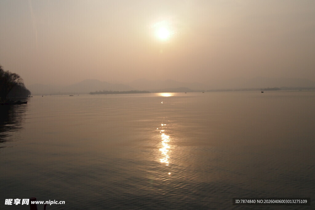 夕阳下的平静湖面
