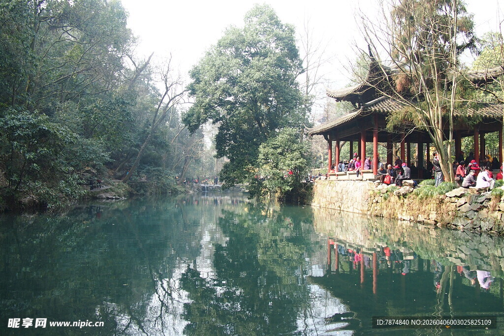 清幽河畔的闲适景致