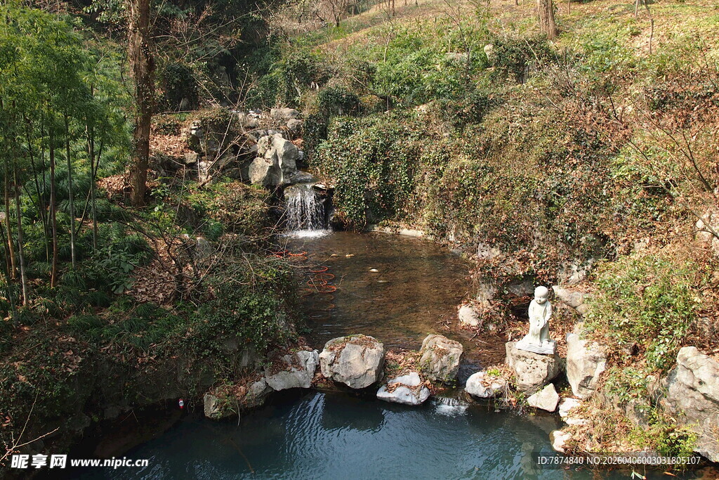 山间溪流瀑布自然美景
