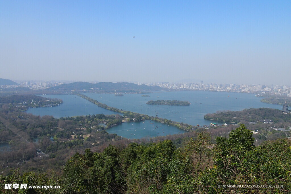 俯瞰美丽湖景与城市风光