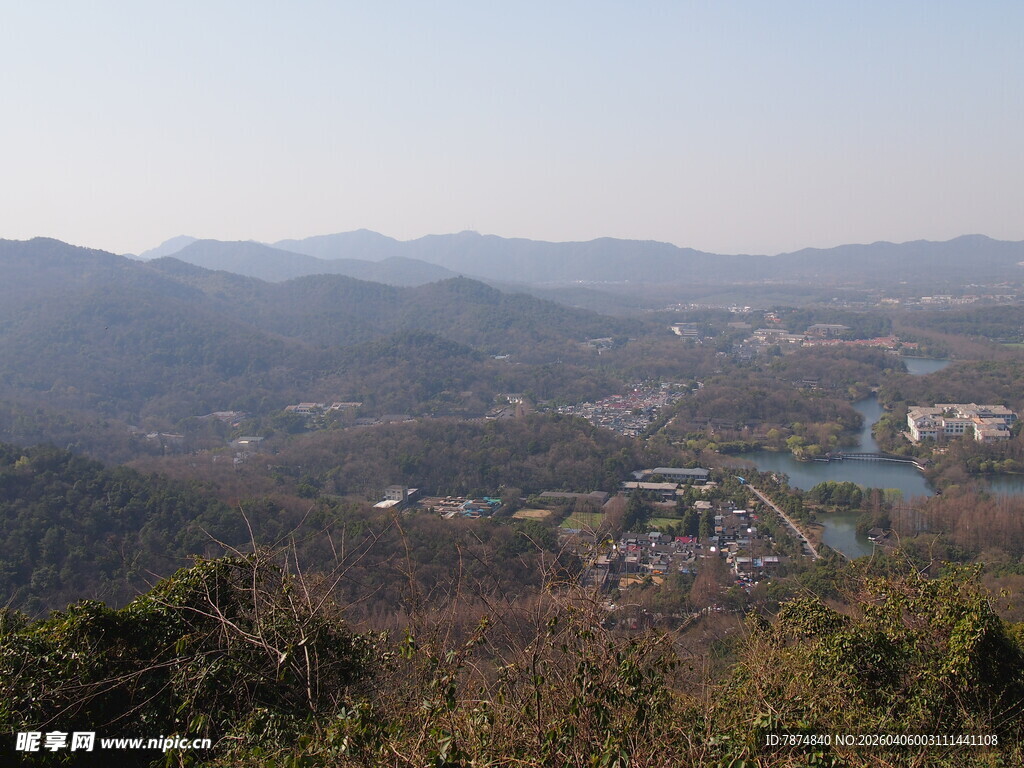 俯瞰山间城市风光