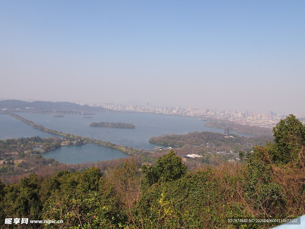 俯瞰山水间的美丽景致