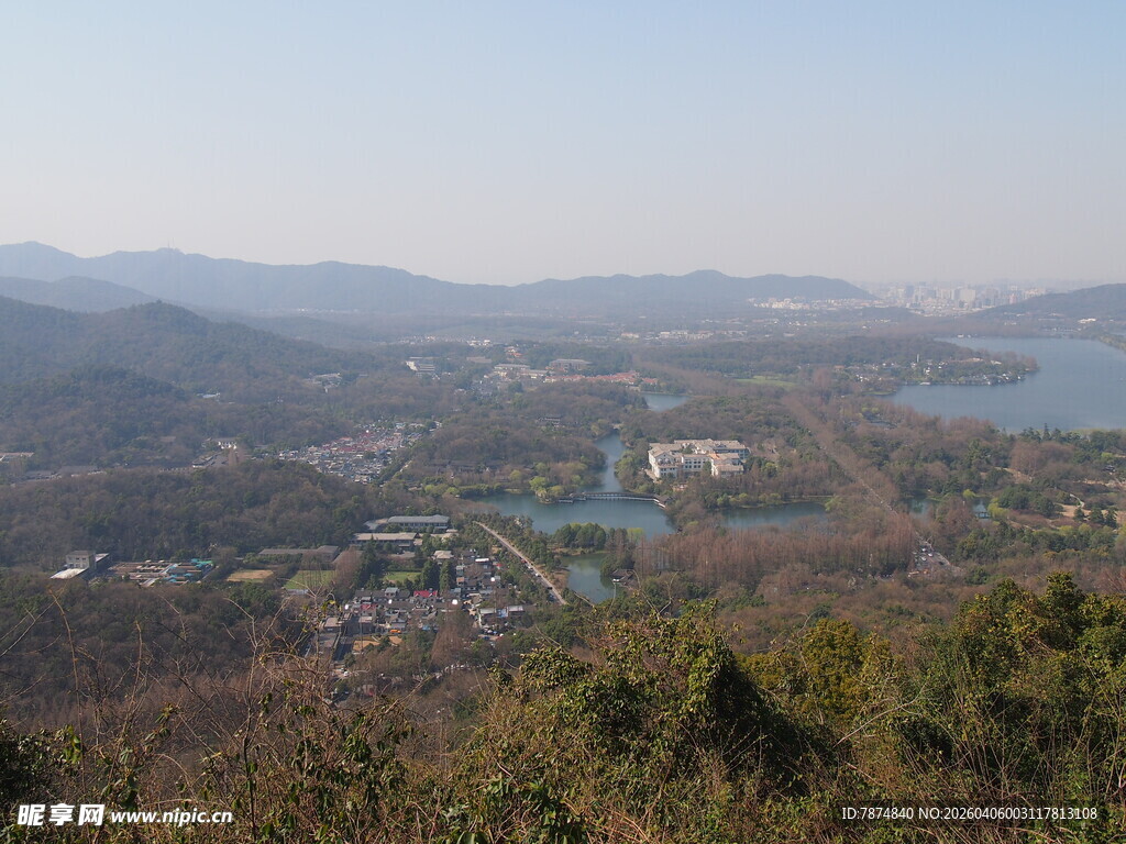 俯瞰山水相依的美丽景致
