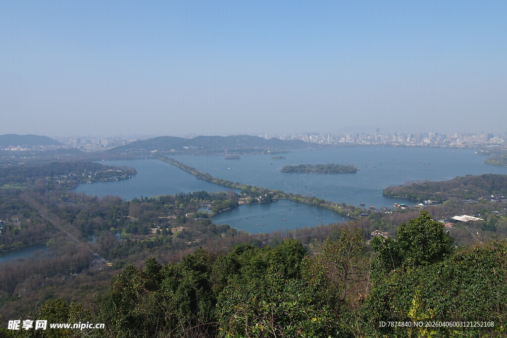 俯瞰秀丽湖景与周边风光