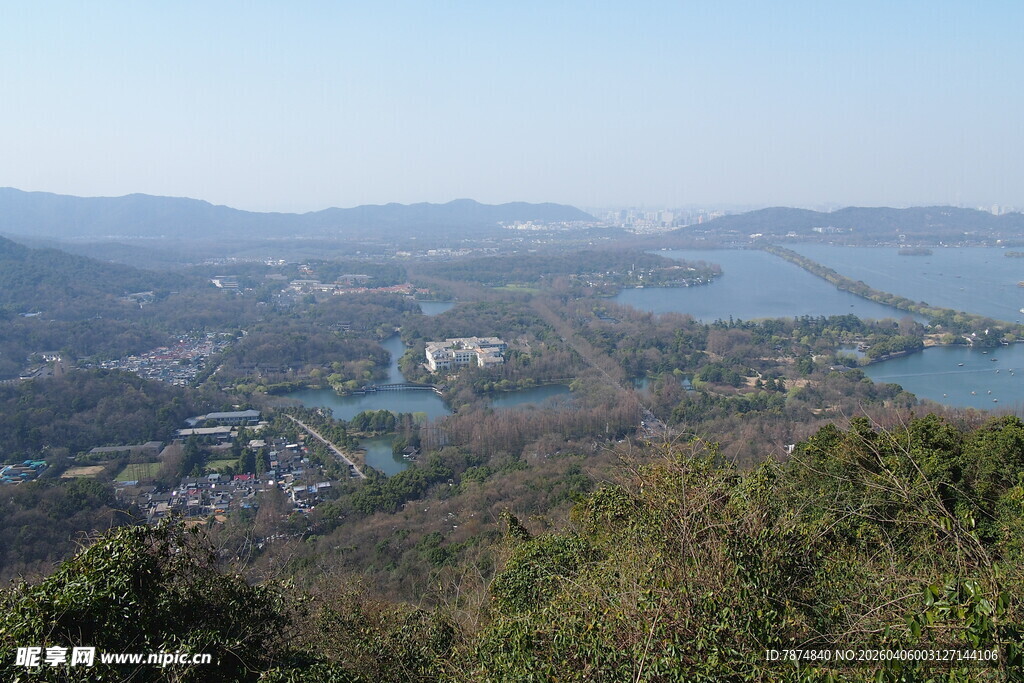 俯瞰山水间的美丽景致