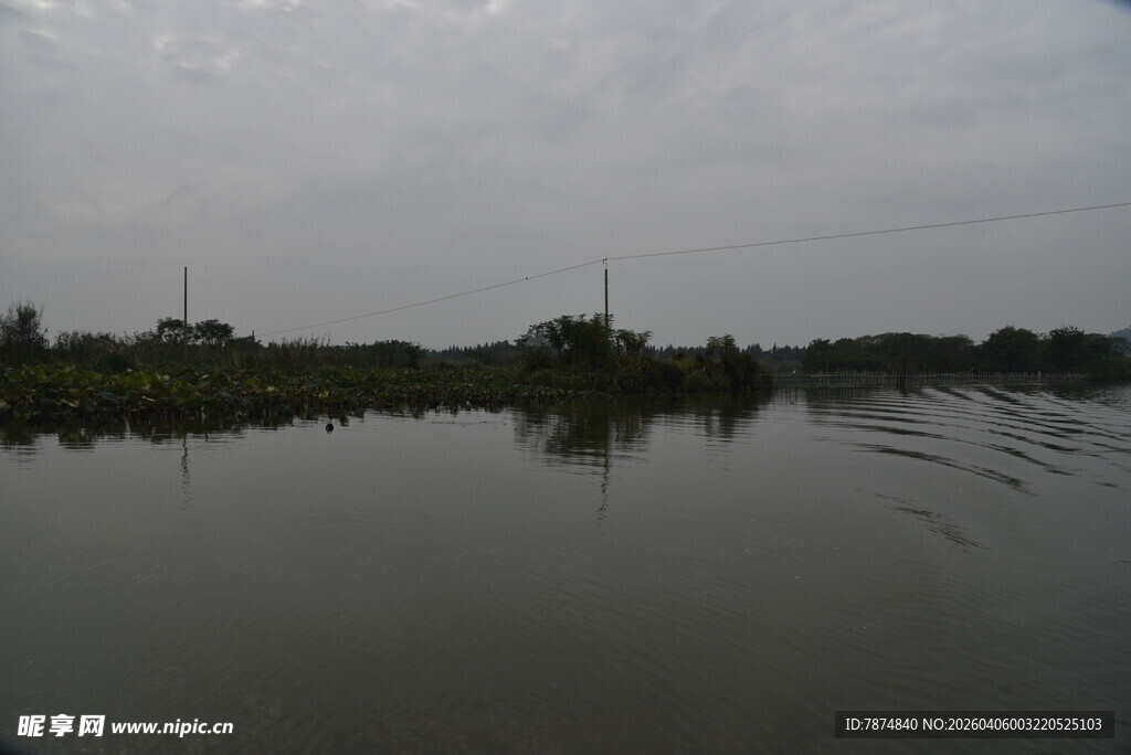 宁静湖面与远处景物倒影