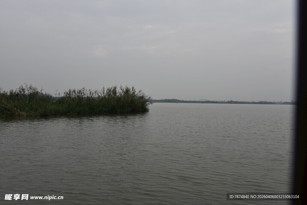 宁静水域中的绿植岛屿