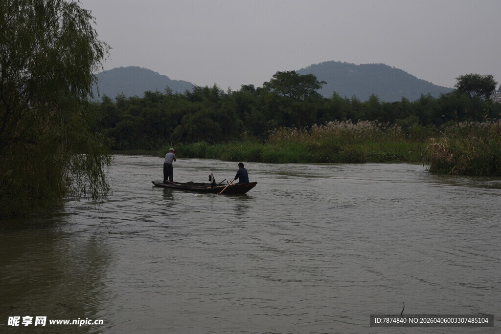 河上小船悠然行