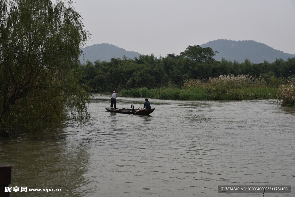 河上小船伴垂柳与远山