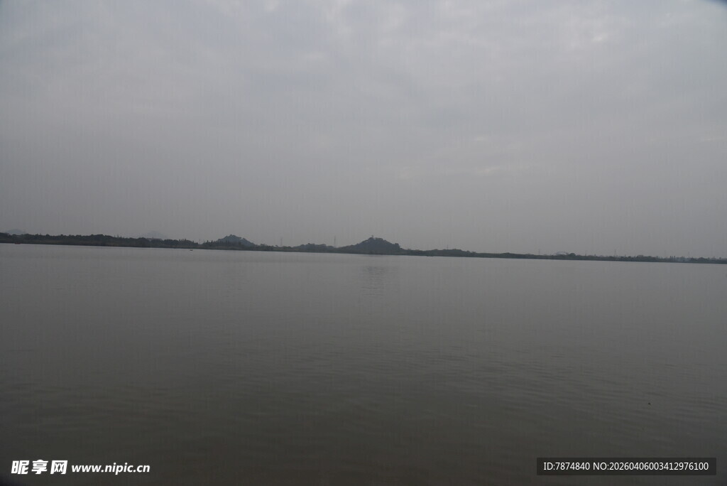 雾霭中的广阔水域