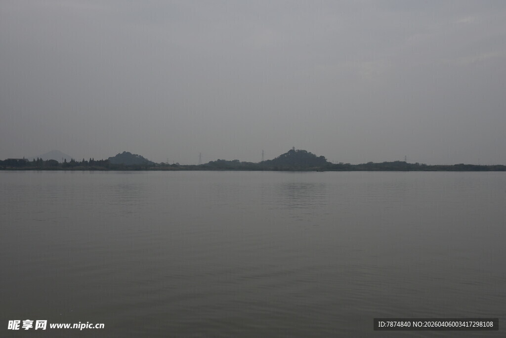 平静湖面与远处山峦