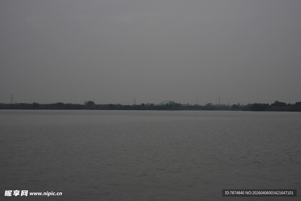 平静湖面 远处朦胧景色