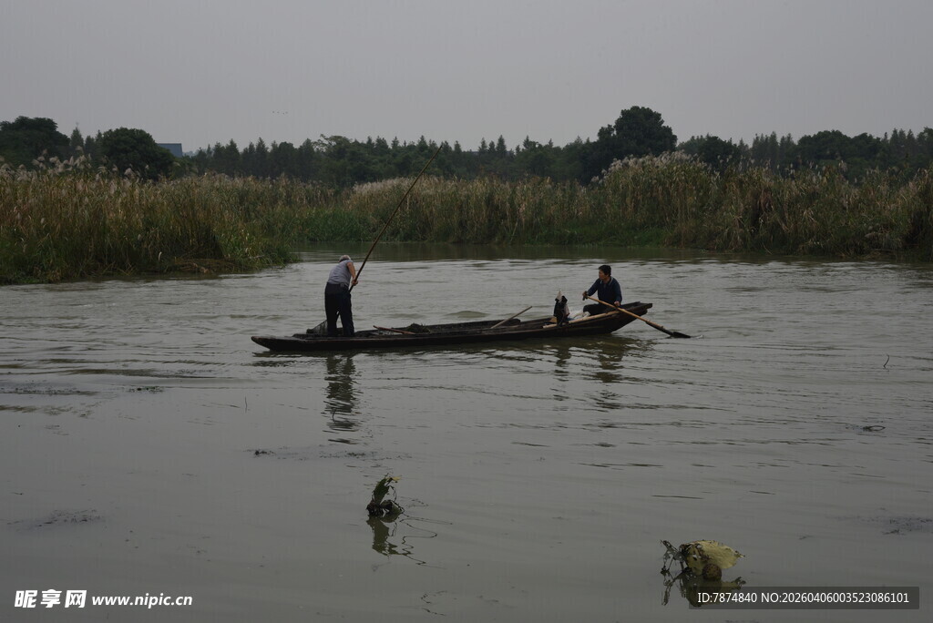 河上小舟三人悠然划船