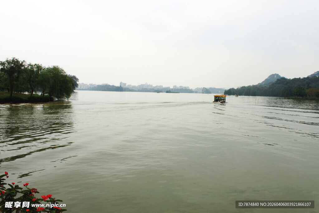宁静江面与远处小船风景