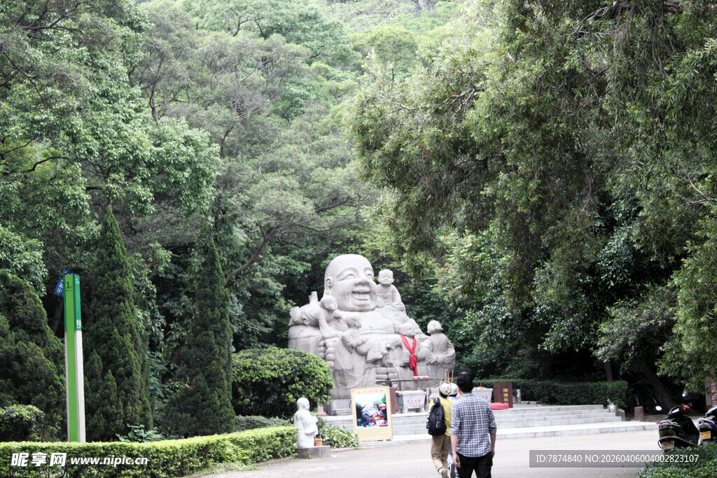 山林间的漫步小路与人群