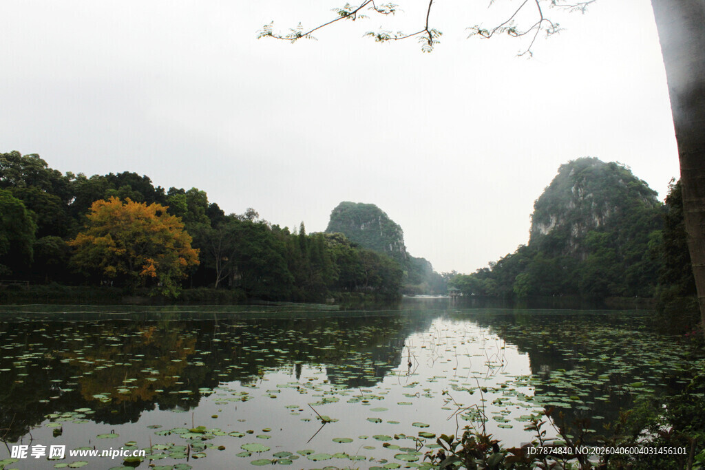 秋日静谧湖景 倒影如画