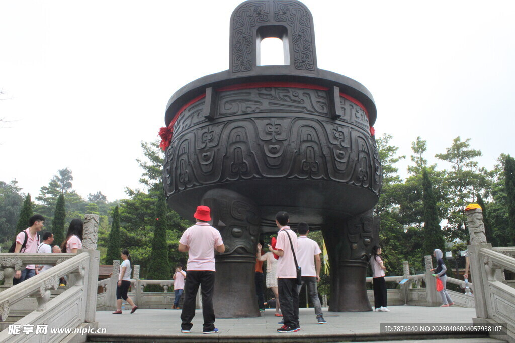 游客参观巨型青铜鼎