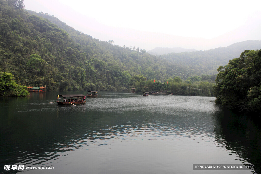 青山绿水间的静谧河流
