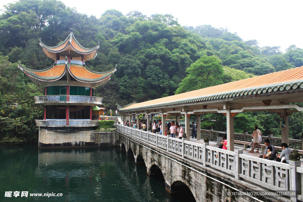 古桥临水 亭台掩映美景