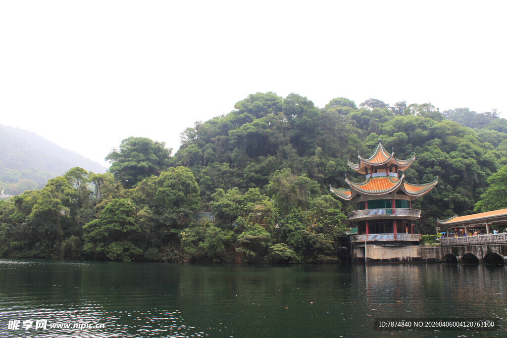 湖畔古亭 青山绿水相依