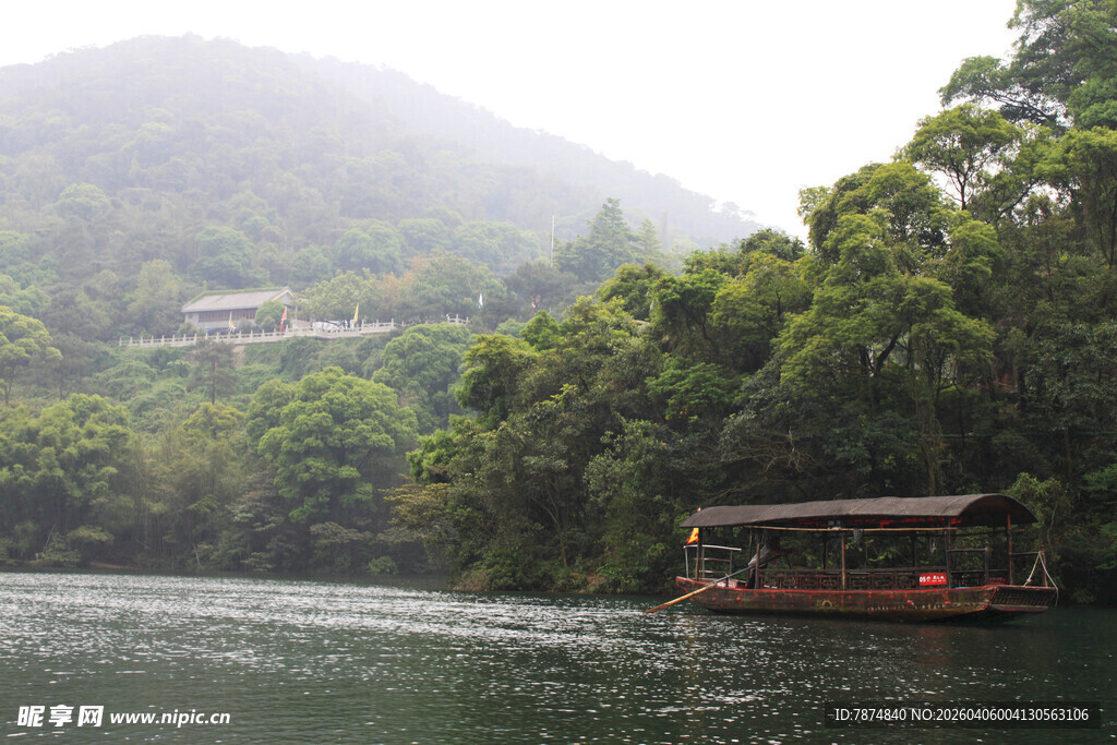 江上游船穿行于翠绿山林间