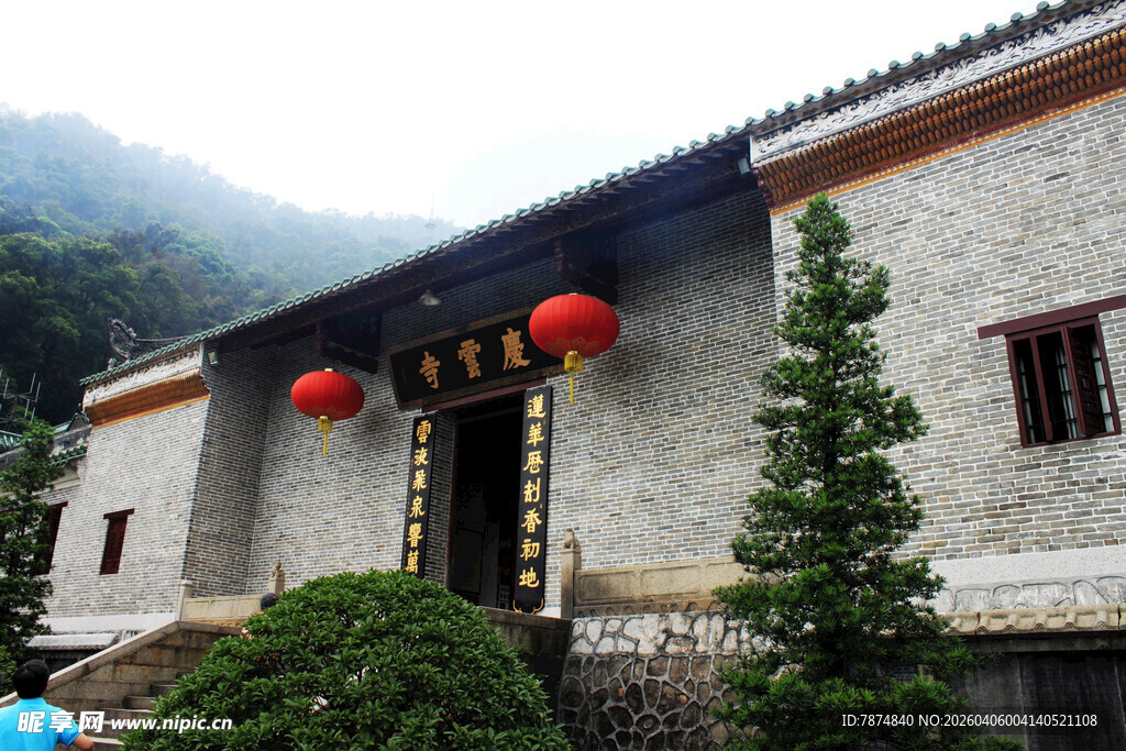 中式古宅悬挂喜庆红灯笼