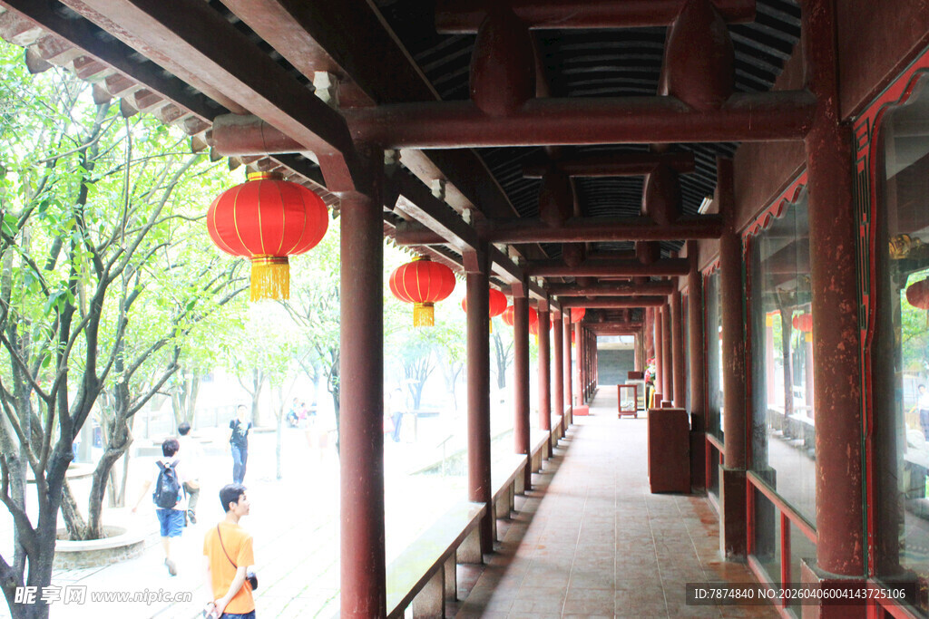 古廊挂红灯 尽显中式韵味