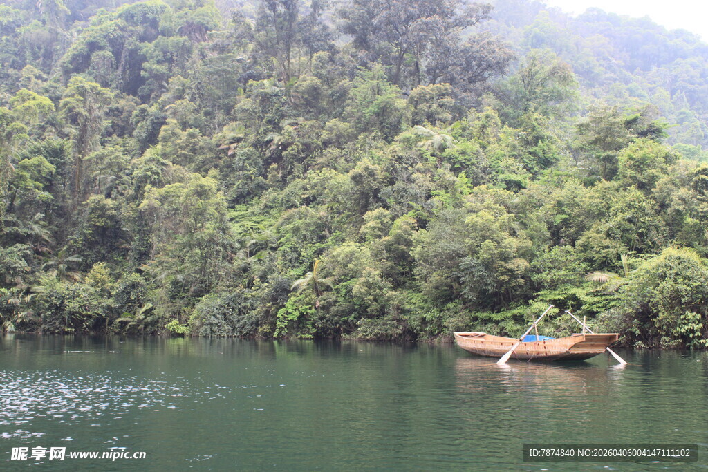青山绿水间的孤舟