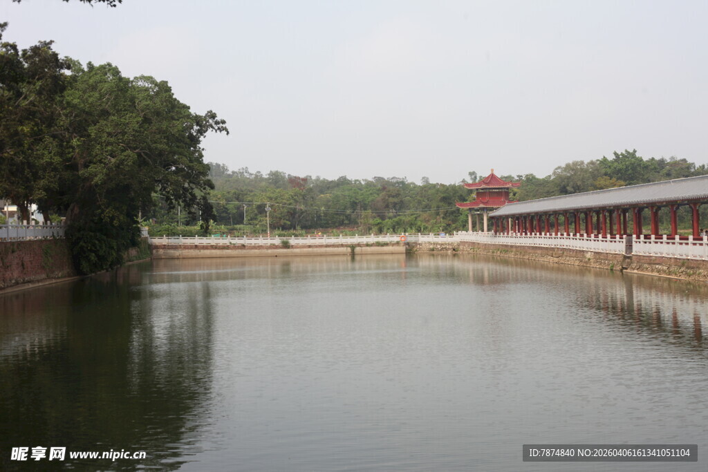 湛江宁静湖水旁的中式景致