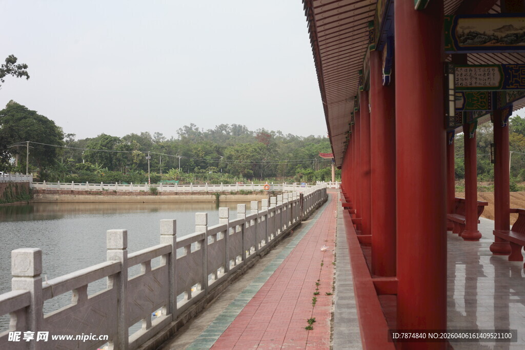 湛江中式长廊临湖景致