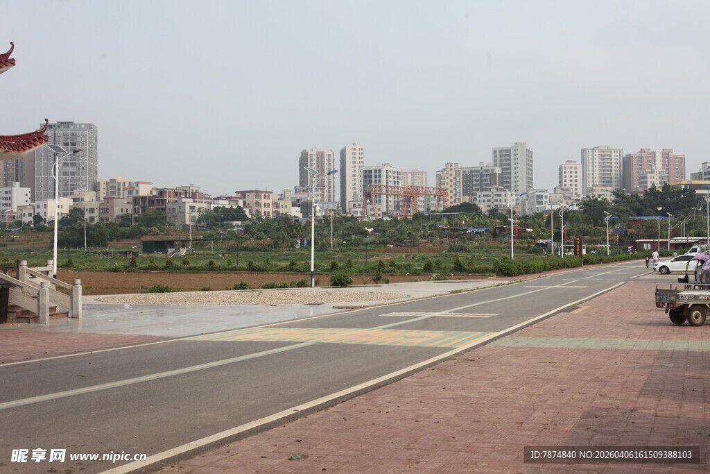湛江城市道路与远处高楼景观