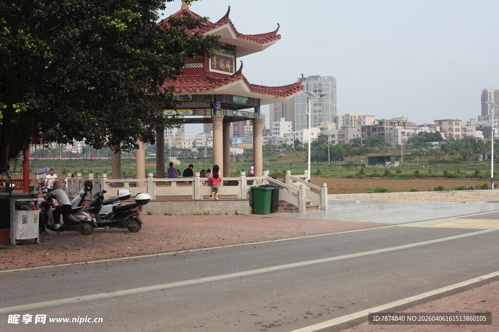 湛江湖畔凉亭边的休闲场景