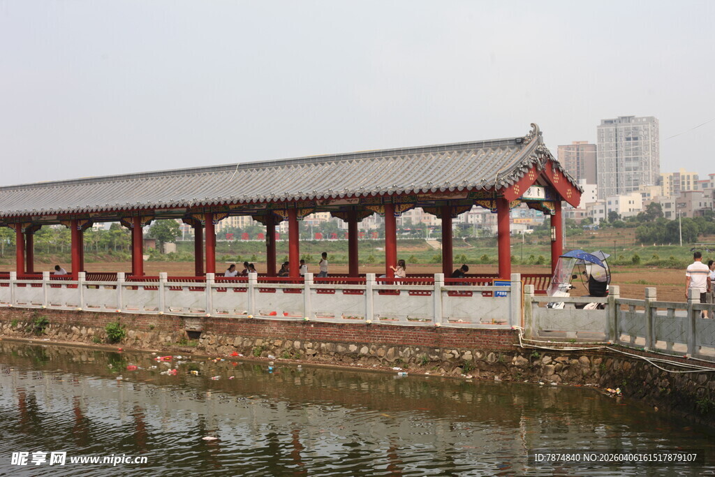 湛江中式长廊临水而立