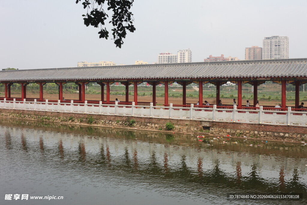 湛江河畔长廊映于平静水面