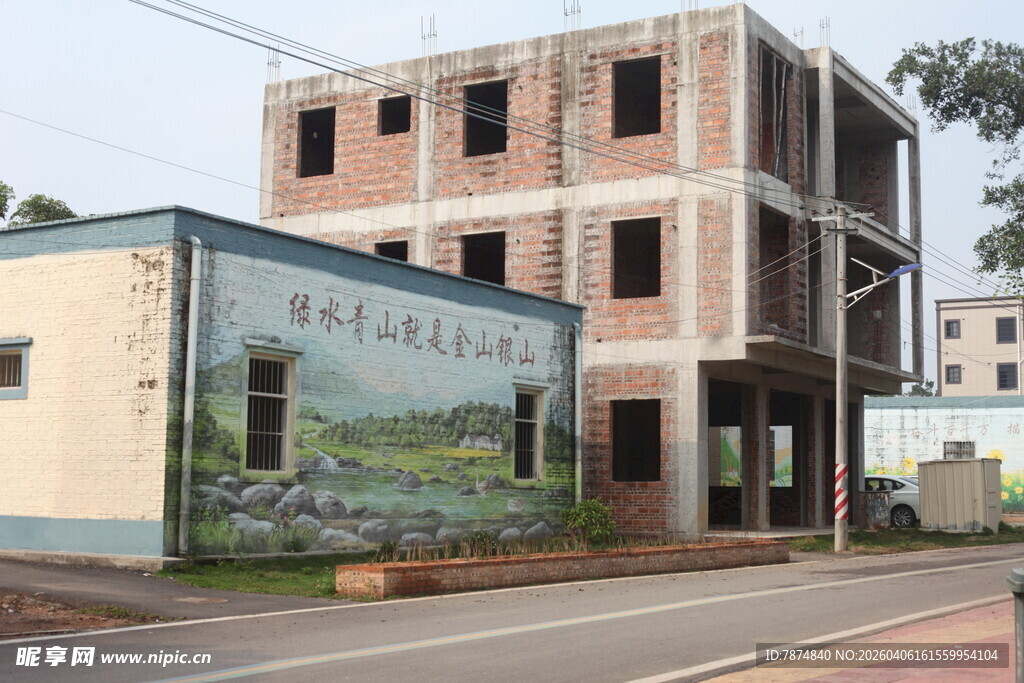 湛江废弃楼房旁的公路景象