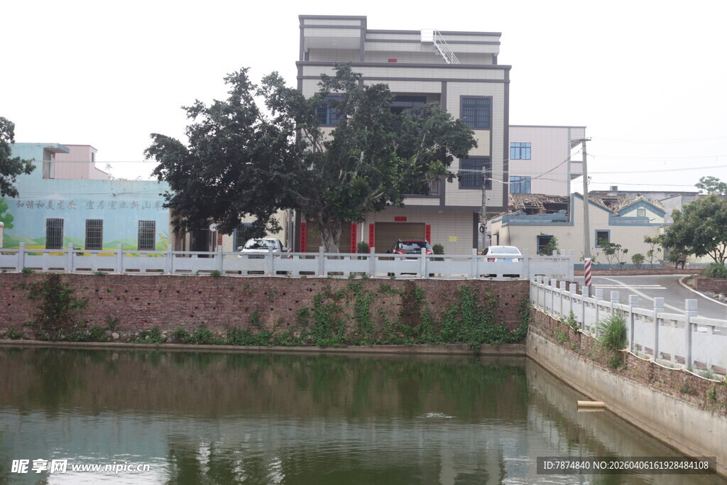 湛江城郊池塘旁的建筑景观