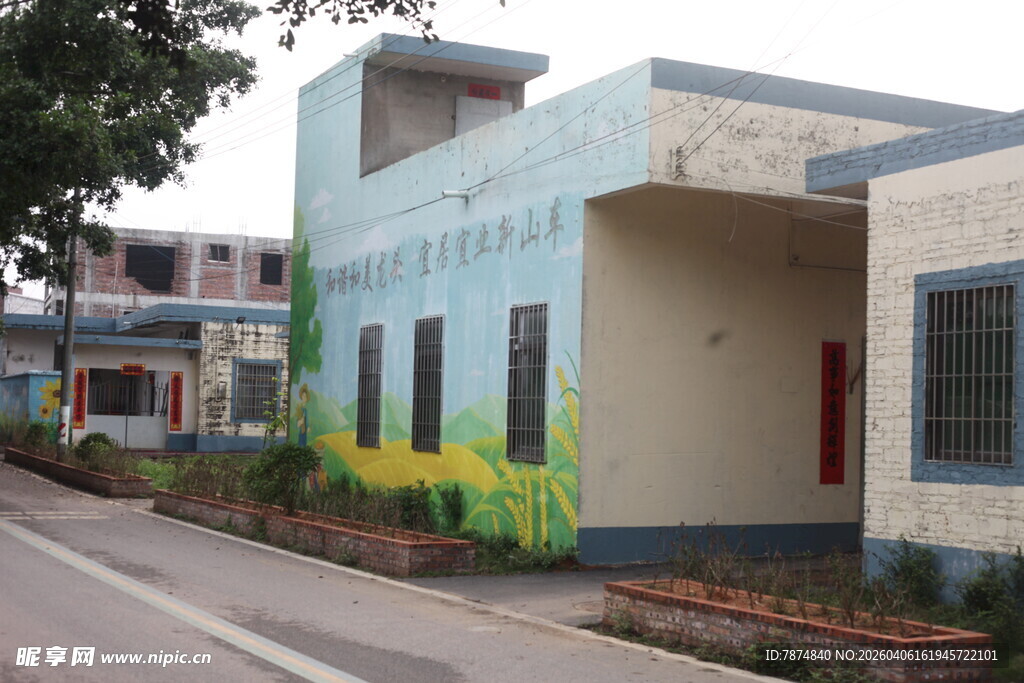 湛江街道旁色彩明快的建筑