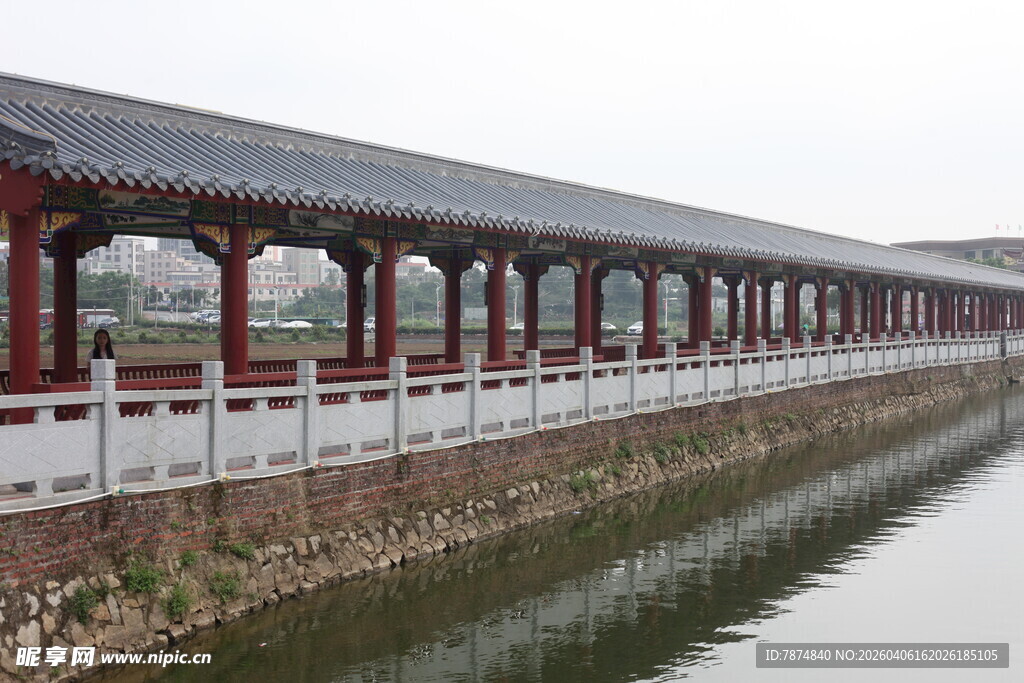 湛江中式长廊临水而立