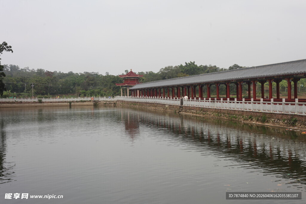 湛江中式长廊临湖景致